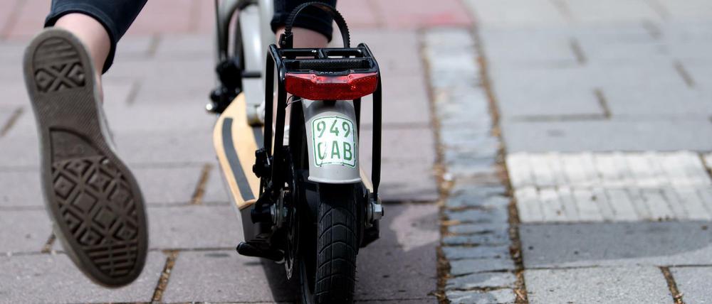 Die E-Scooter sollen die Verkehrswende antreiben. Ihre Ökobilanz überzeugt bislang jedoch nicht.