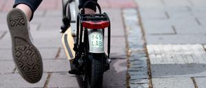 Die E-Scooter sollen die Verkehrswende antreiben. Ihre Ökobilanz überzeugt bislang jedoch nicht.