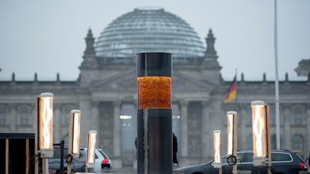 Soll Asche von Holocaust-Opfern enthalten. Die „Gedenksäule gegen den Verrat an der Demokratie“ vor dem Reichtagsgebäude.