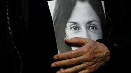 Ein Demonstrant hält ein Bild der 2017 ermordeten malteischen Journalistin und Bloggerin Daphne Caruana Galizia.