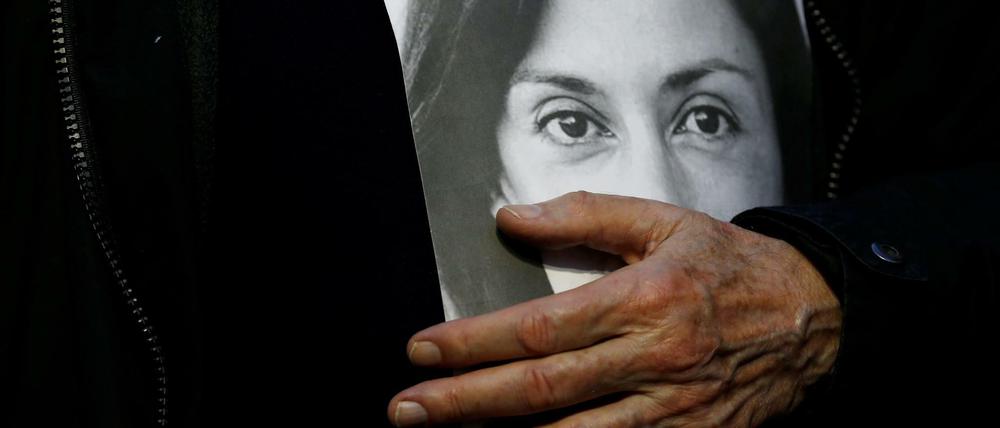 Ein Demonstrant hält ein Bild der 2017 ermordeten malteischen Journalistin und Bloggerin Daphne Caruana Galizia.