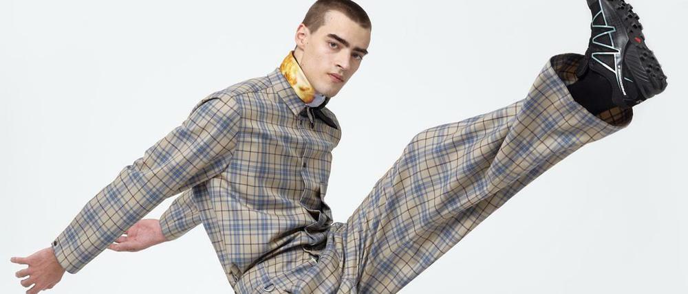 Einst macht es der britische Komiker John Cleese vor, wie man komisch geht, die Models von Schepperheyn machen es nach.