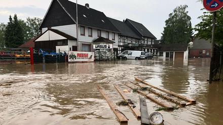 Bad Gandersheim: Nach einem Starkregen im Mai 2018 wart eine Straße überflutet.