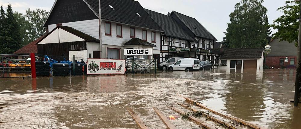 Bad Gandersheim: Nach einem Starkregen im Mai 2018 wart eine Straße überflutet.