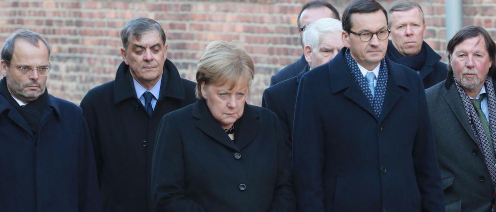 Kanzlerin Angela Merkel und der polnische Premier Mateusz Morawiecki bei einer Gedenkminute in Auschwitz.
