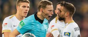 Diskussion. Die Spieler des SV Wehen-Wiesbaden umringen Schiedsrichter Martin Petersen.