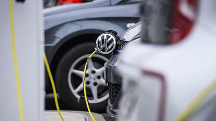 Ein E-Auto von VW lädt vor dem Volkswagen-Werk in Wolfsburg. 