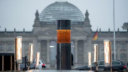 Umstrittenes Objekt: Eine Säule, in die Asche von Auschwitzopfern eingegossen worden sein soll, vor dem Reichstag
