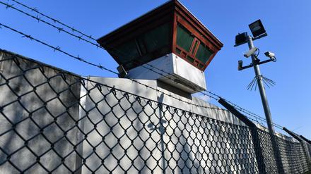 Sicherheitsleuchten und Überwachungskameras vor der Justizvollzugsanstalt Tegel.