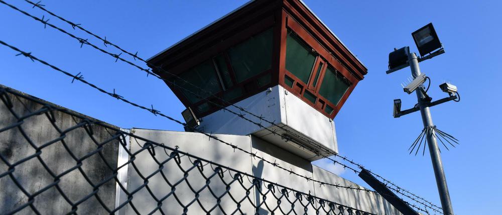 Sicherheitsleuchten und Überwachungskameras vor der Justizvollzugsanstalt Tegel.