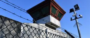 Sicherheitsleuchten und Überwachungskameras vor der Justizvollzugsanstalt Tegel.
