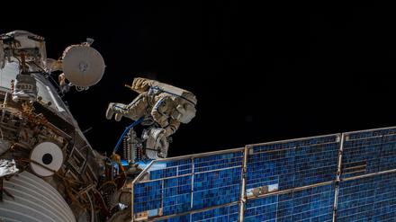 Schon im August 2018 brachten zwei Kosmonauten bei einem knapp siebenstündigen Einsatz eine Antenne für das Icarus-Projekt an der ISS an.