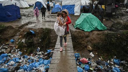 Ein Flüchtlingslager in Europa. 17000 Menschen leben Anfang Dezember 2019 improvisiert dort, wo offiziell 3000 in Containern Platz haben: Moria, Lesbos. Auf den anderen griechischen Ostägäis-Inseln sieht es nicht anders aus. 