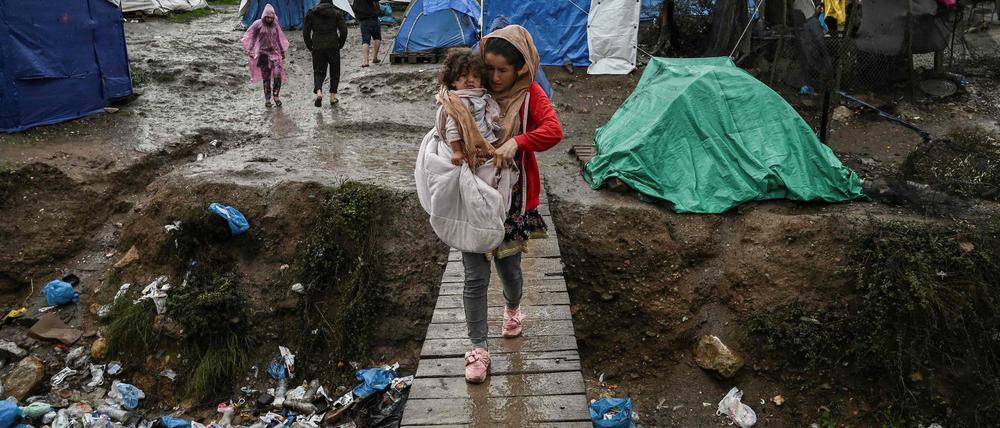 Ein Flüchtlingslager in Europa. 17000 Menschen leben Anfang Dezember 2019 improvisiert dort, wo offiziell 3000 in Containern Platz haben: Moria, Lesbos. Auf den anderen griechischen Ostägäis-Inseln sieht es nicht anders aus.