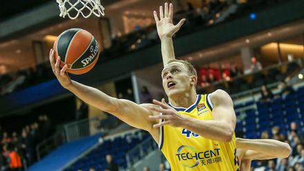 Lange Arme: Gegen Fenerbahce Istanbul mussten sich Luke Sikma und Alba Berlin mächtig strecken.