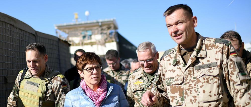 Annegret Kramp-Karrenbauer (CDU), Verteidigungsministerin, wird von Oberst Matthias Ehbrecht (r) durch das Camp Pamir in Kundus geführt.