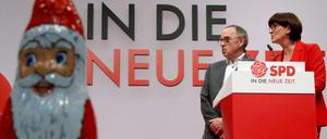 Kein Groko-Aus an Nikolaus: Norbert Walter-Borjans, Saskia Esken und ein Schokoladen-Weihnachtsmann.