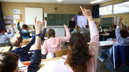Schüler und Lehrer in einer Stadtteilschule in Hamburg.