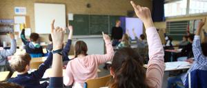 Schüler und Lehrer in einer Stadtteilschule in Hamburg.