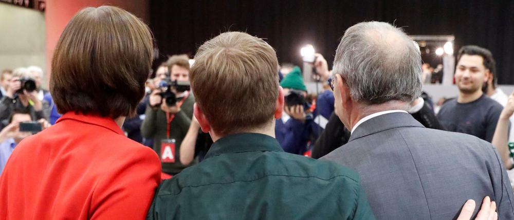 Hinter ihrem Rücken wird nicht nur gut über sie geredet: Norbert Walter-Borjans, Saskia Esken und Kevin Kühnert.