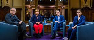 Matthias Brandt (l-r), Christine Westermann, Volker Weidermann, Thea Dorn bei der letzten Sendung des "Literarischen Quartetts" in diesem Jahr. Weidermann und Westermann hören nun auf.