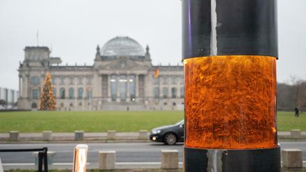 Anderen Säulen wie der vor dem Reichtagsgebäude, die Asche von Holocaust-Opfern enthalten sollen, wurde Hermlins Gedicht beigefügt.