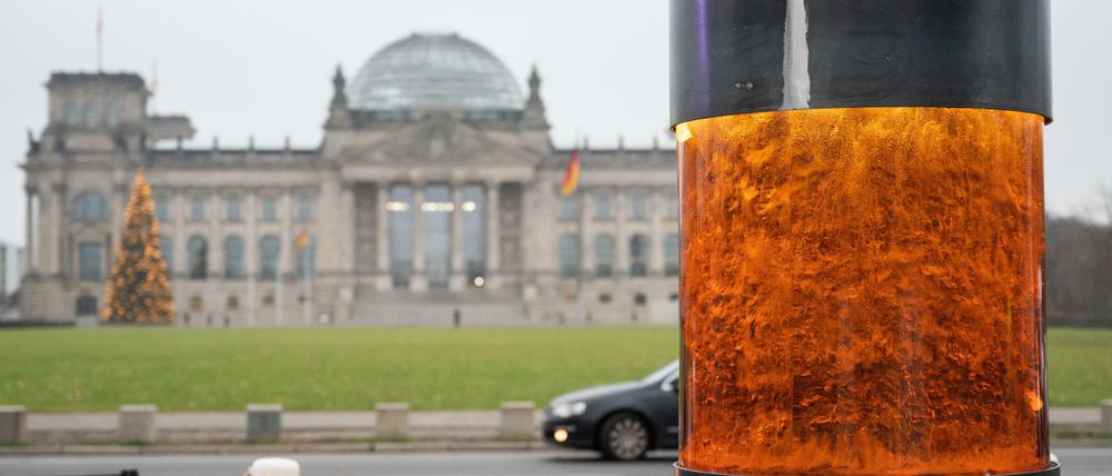 Anderen Säulen wie der vor dem Reichtagsgebäude, die Asche von Holocaust-Opfern enthalten sollen, wurde Hermlins Gedicht beigefügt.