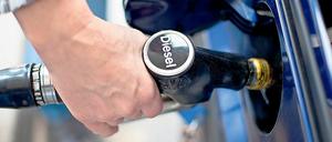 Eine Frau betankt ihren Pkw mit Diesel.