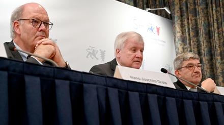 Die Innenminister Hans-Joachim Grote (CDU, l-r), Schleswig-Holstein, Horst Seehofer (CSU), Bundesinnenminister und Lorenz Caffier (CDU), Mecklenburg-Vorpommern.