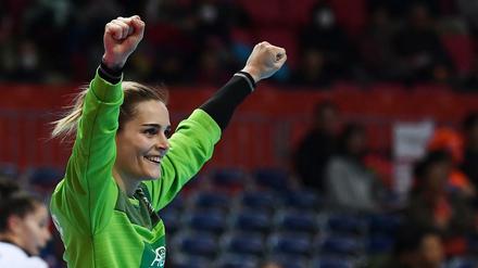 Hoch die Fäuste. Dinah Eckerle feiert eine ihrer zahlreichen Paraden im WM-Spiel gegen die Niederlande.