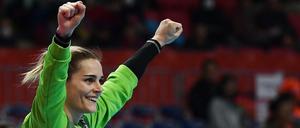 Hoch die Fäuste. Dinah Eckerle feiert eine ihrer zahlreichen Paraden im WM-Spiel gegen die Niederlande.