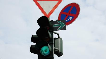 Die grünen Rechtsabbiege-Pfeile verschwinden nach und nach aus dem Berliner Stadtbild.