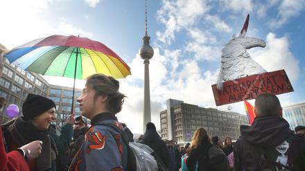Mit dem Einhorn gegen das Patriarchat. Am Frauentag, dem 8. März, protestierten in Berlin Tausende für Gleichberechtigung.