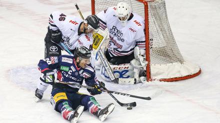 Ich muss mich setzen: Andre Rankel (vorne) und die Eisbären Berlin verlieren ein spektakuläres Spiel gegen Jakub Kindl und die Kölner Haie.