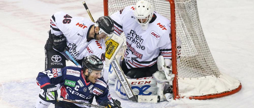 Ich muss mich setzen: Andre Rankel (vorne) und die Eisbären Berlin verlieren ein spektakuläres Spiel gegen Jakub Kindl und die Kölner Haie.