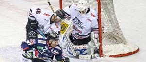 Ich muss mich setzen: Andre Rankel (vorne) und die Eisbären Berlin verlieren ein spektakuläres Spiel gegen Jakub Kindl und die Kölner Haie.