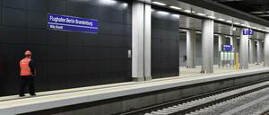 Ein Sicherheitsmitarbeiter läuft durch den Bahnhof des Flughafens Berlin Brandenburg (BER).