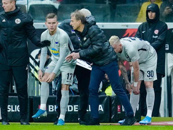 Motiviert: Hertha-Trainer Jürgen Klinsmann (hier mit Maximilian Mittelstädt) holte seinen ersten Punkt mit Hertha.