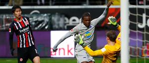 Enge Angelegenheit: Dedryck Boyata und Hertha BSC nahmen gegen Eintracht Frankfurt einen Punkt mit nach Hause.