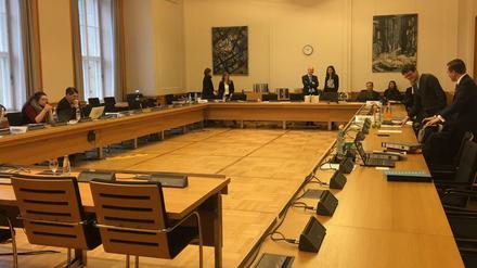Im Sitzungsraum des Berliner Amri-Untersuchungsausschusses im Abgeordnetenhaus.