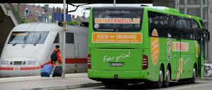 Konkurrenten Seit an Seit. Ein Fernbus und ein ICE am Bahnhof in Freiburg.