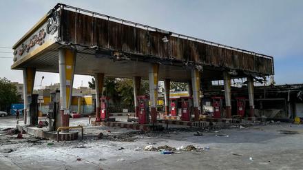 Eine bei Protesten gegen die Verteuerung und Rationierung von Benzin abgebrannte Tankstelle in Teheran. Bei den Demonstrationen wurden auch hunderte Menschen getötet.