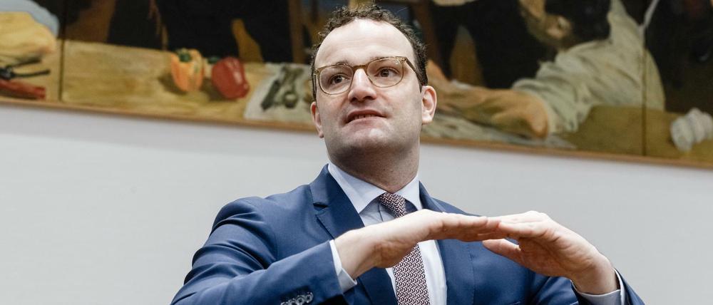 Jens Spahn will Beatmungspatienten nun doch nicht aus der heimischen Umgebung reißen.