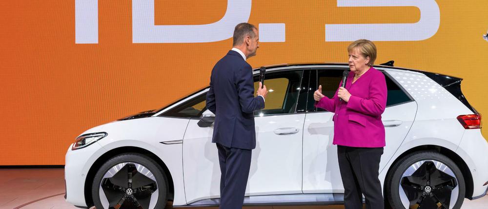 Bundeskanzlerin Angela Merkel (CDU) besucht bei ihrem Eröffnungsrundgang auf der IAA den Stand von Volkswagen und wird von Herbert Diess, Vorstandsvorsitzender der Volkswagen AG begrüßt.