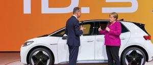 Bundeskanzlerin Angela Merkel (CDU) besucht bei ihrem Eröffnungsrundgang auf der IAA den Stand von Volkswagen und wird von Herbert Diess, Vorstandsvorsitzender der Volkswagen AG begrüßt.