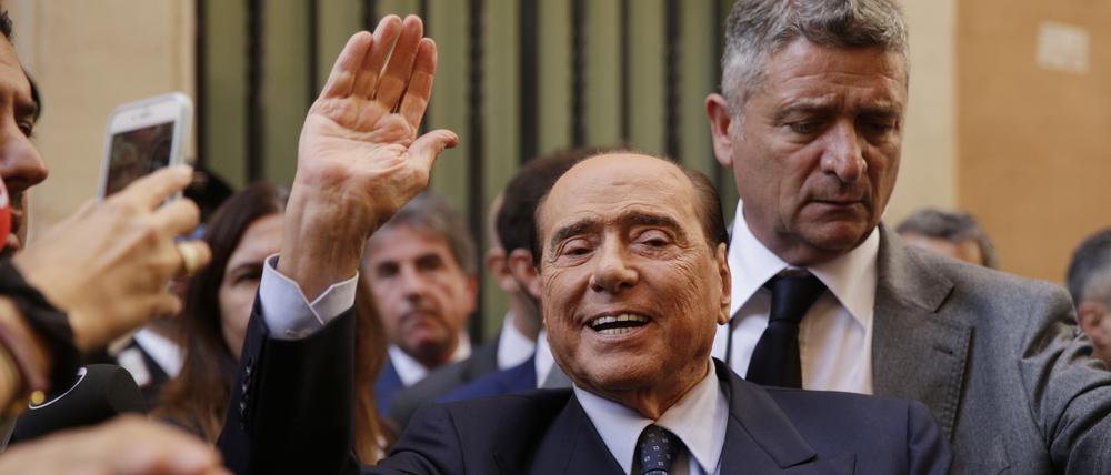 Silvio Berlusconi, Ex-Ministerpräsident, wird von der Presse umringt, als er eine Versammlung zur Wahl der Fraktionsvorsitzenden in der Unteren Kammer verlässt. 