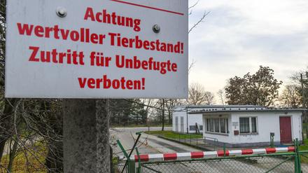 Ein Warnschild am Tor zum Unternehmen Schweinezucht Lindenberg GbR.