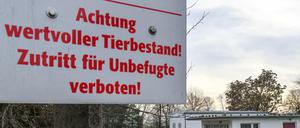 Ein Warnschild am Tor zum Unternehmen Schweinezucht Lindenberg GbR.