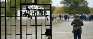 Die Gedenkstätte und Museum Sachsenhausen. Insgesamt wurden etwa 200.000 Häftlinge nach Sachsenhausen deportiert. Seit den 1960er Jahren befindet sich die Gedenkstätte und Museum Sachsenhausen auf dem Gelände des ehemaligen Konzentrationslagers, die stetig ausgebaut wurde.