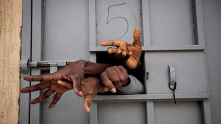 Gegen ihren Willen werden in Libyen Tausende Flüchtlinge festgehalten. Wer kein Lösegeld zahlen kann, dem droht der Tod.